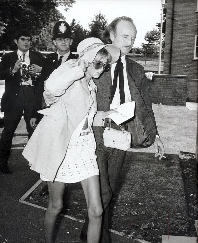 La modelo sueca Anna Wholin, novia de Brian Jones, junto al albañil Frank Thorogood, durante el funeral del joven músico inglés. Según algunos, Thorogood fue el responsable directo de la muerte de Brian Jones. 