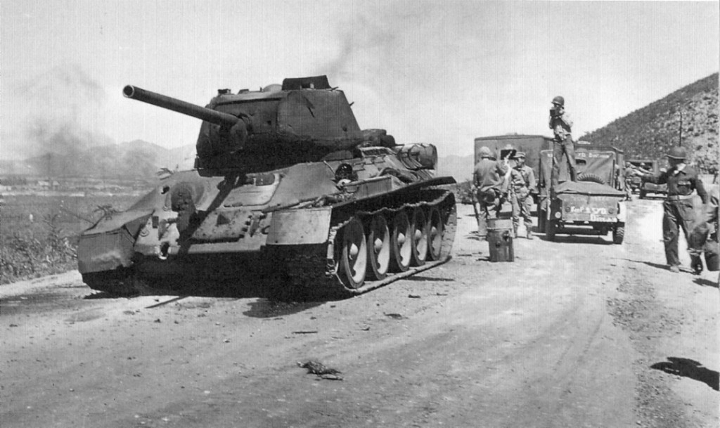 Un tanque soviético T-34 puesto fuera de combate en la Guerra de Corea, en 1950.