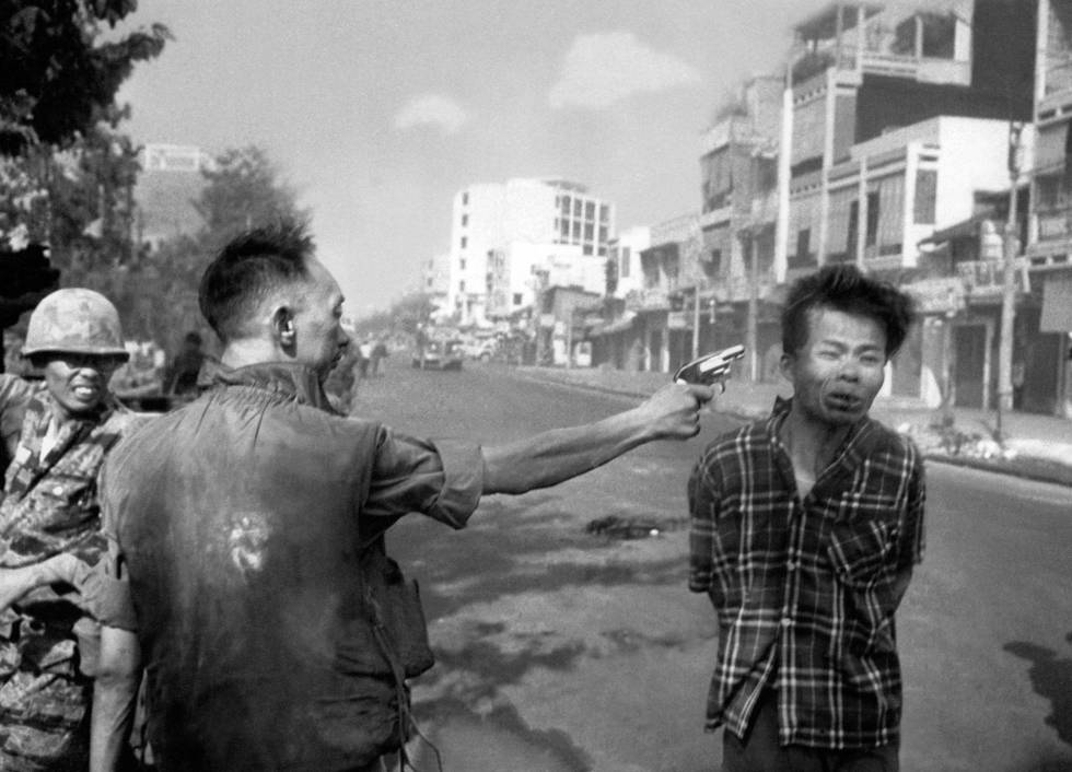 La icónica fotografía conocida como "La Ejecución de Saigón", tomada por el fotógrafo de la agencia AP Eddie Adams en febrero de 1968.