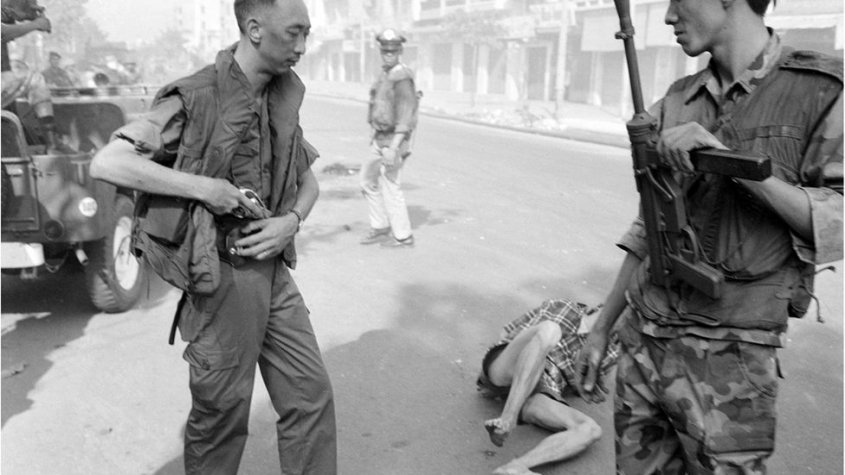 Momento posterior a "La Ejecución de Saigón", cuando el general Nguyen Ngoc Loan guarda el arma con el que mató al guerrillero apresado del Viet Cong.