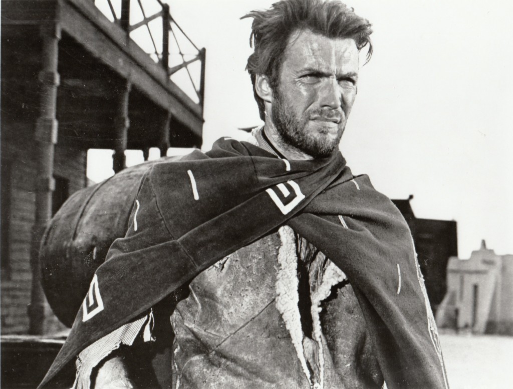 Clint Eastwood interpretando por primera vez al Hombre sin nombre, su personaje más emblemático, en la película italiana "Por un puñado de dólares" (1964).