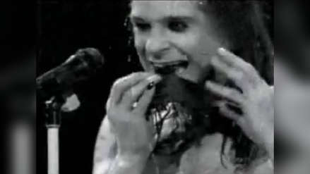 El momento exacto en que Ozzy Osbourne muerde la cabeza de un murciélago real, durante un concierto brindado en 1982 en la ciudad norteamericana de Des Moines, Iowa.