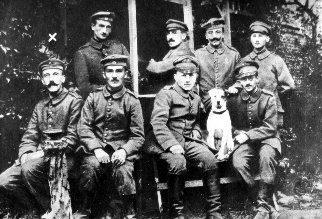 Algunos de los hombres del regimiento bávaro N° 16. Adolf Hitler es el primero que aparece sentado, yendo de izquierda a derecha. 