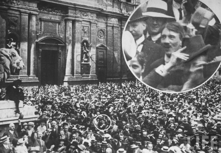 Fotografía tomada en la Odeon Platz de Münich, el 2 de agosto de 1914, un día después que Alemania le declarara la guerra a Rusia. Adolf Hitler, tal como se aprecia en la imagen, habría formado parte de la enfervorizada multitud.