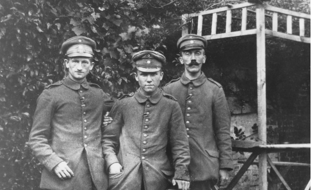 Tres de los correos del regimiento de Bavaria N° 16. Hitler es el soldado más alto, con bigote.