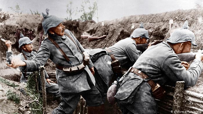 Soldados alemanes combatiendo desde una trinchera, durante las fases iniciales de la Primera Guerra Mundial.