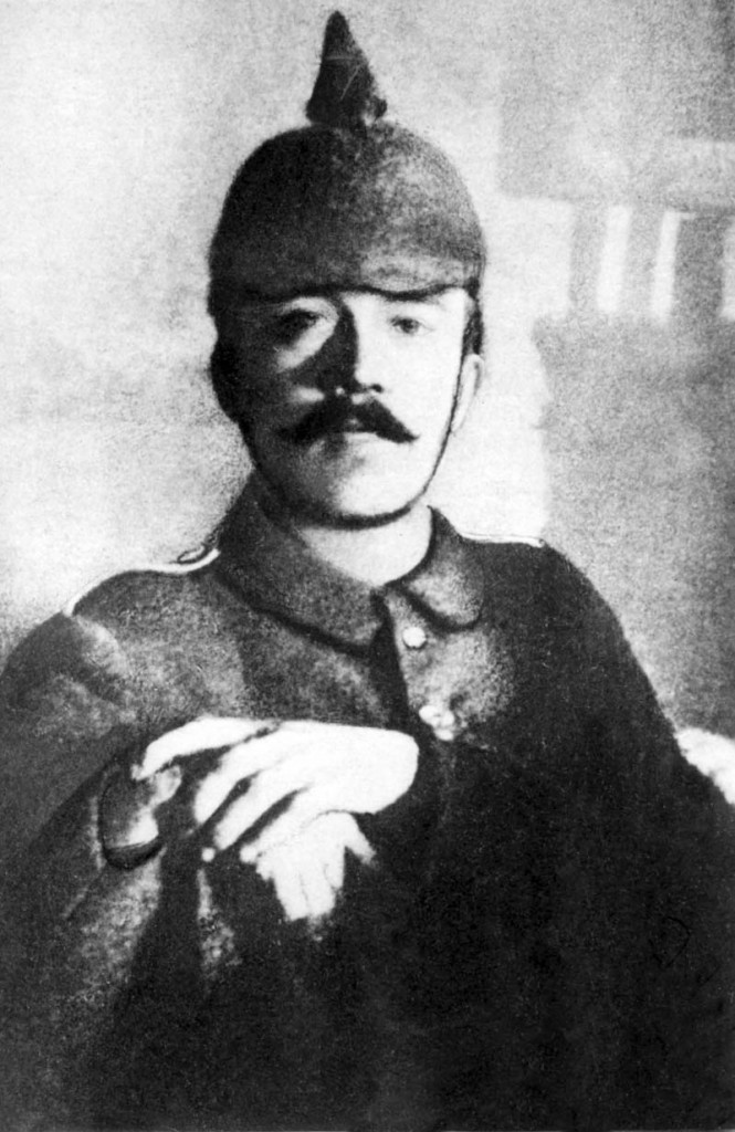 Adolf Hitler en 1914, usando el llamativo Pickelhaube o casco prusiano.