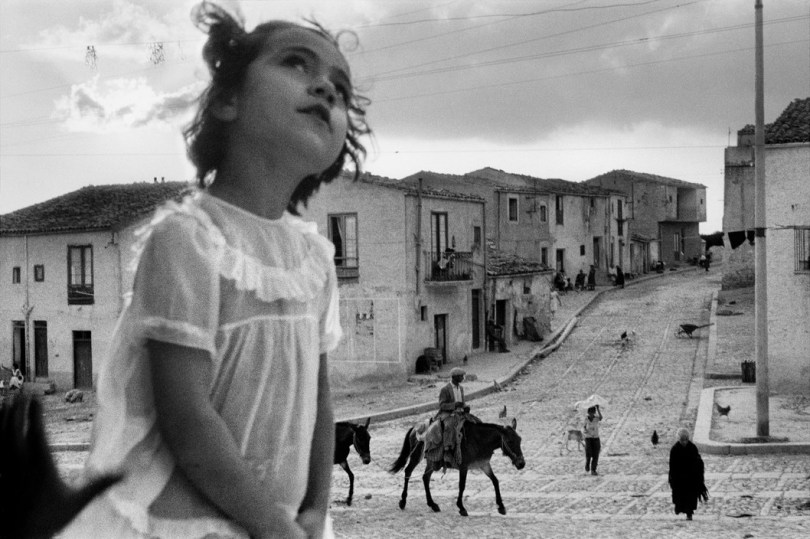 Fotografía de una de las calles de Corleone, tomada en 1959 por el fotógrafo chileno de la agencia Magnum Sergio Larraín.