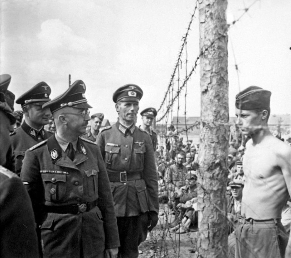Heinrich Himmler, Reichführer de las SS, visitando junto a sus subordinados un campo de concentración.