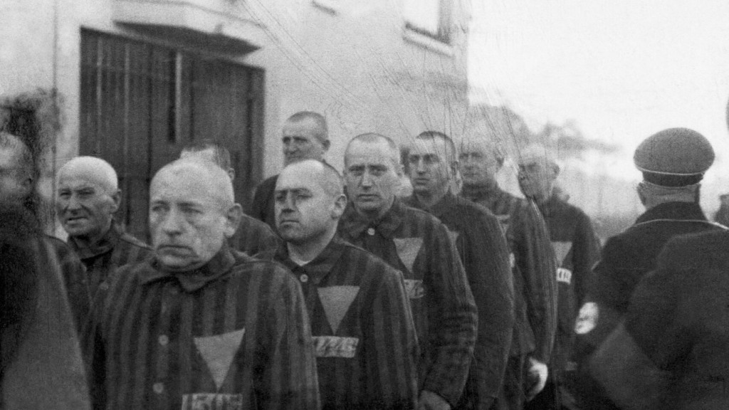 Homosexuales alemanes en campos de concentración, quienes eran obligados a usar un infamante triángulo rosa como distintivo de su condición sexual.