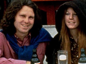 Una de las últimas fotografías de Jim Morrison y su novia Pamela Courson, cuando ambos se encontraban en París en 1971.
