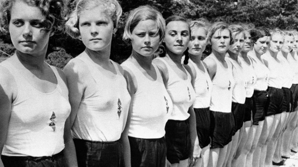 Adolescentes de la Liga de Muchachas Alemanas (BDM), la rama femenina de las Juventudes Hitlerianas.