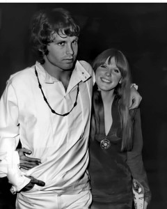 Jim Morrison y su novia Pamela Courson.