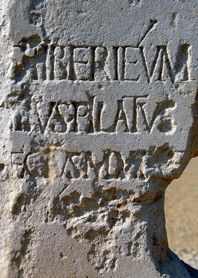 La llamada Piedra de Pilato, encontrada en 1961 en Cesarea y que se conserva en la actualidad en el museo de Jerusalén. 