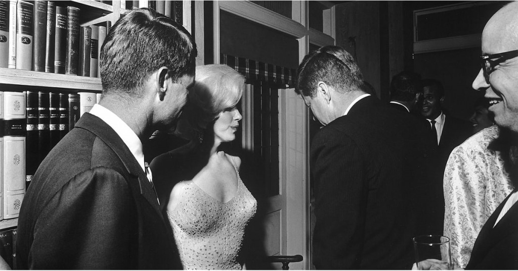 Marilyn Monroe junto al presidente John Kennedy, tras cantarle el famoso "Happy Birthday, Mr. President".