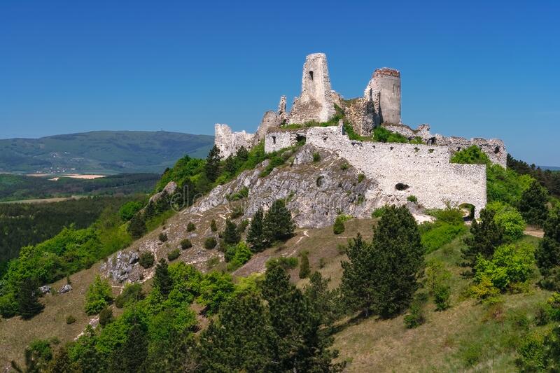 El castillo de Čachtice, residencia de la Condesa Sangrienta, ubicado en la actual Eslovaquia. 