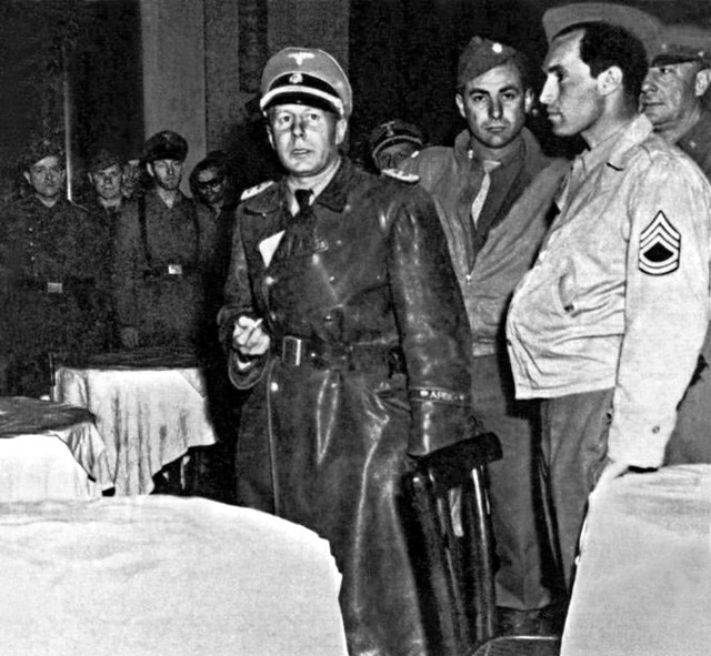 La famosa foto de Walther Rauff, ya convertido en un alto funcionario nazi, rindiéndose ante  el ejército americano el 30 de abril de 1945.