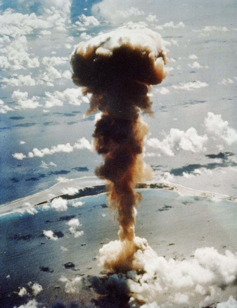 Vista aérea de la detonación de la bomba atómica "Able", dispositivo de 23 kilotones de TNT que fue activado a una altitud de 160 metros.