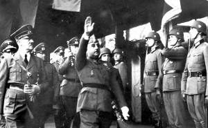 24 de octubre de 1940. El general español Francisco Franco, junto a Adolf Hitler, saluda a la fuerza alemana a su llegada a la estación de trenes de Hendaya.
