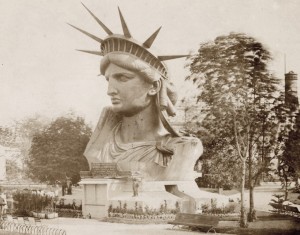 La cabeza de la Estatua de la Libertad fue expuesta en la Exposición Mundial de París en 1878.