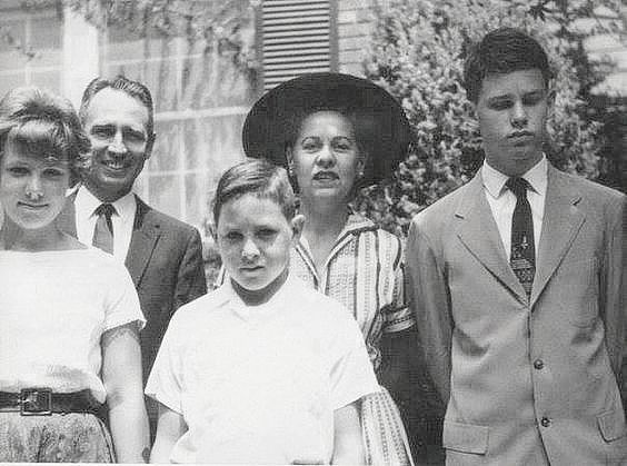 Un joven Jim Morrison (de traje, al lado derecho de la imagen) junto  a sus padres y sus dos hermanos.