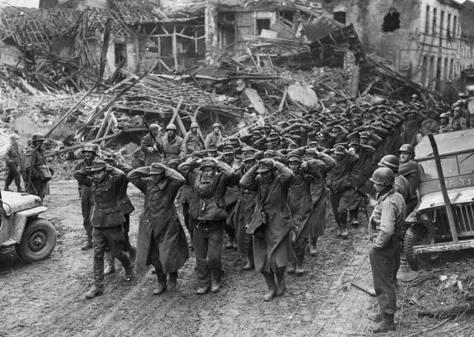 Rendición de tropas alemanas en Europa, durante las postrimerías de la Segunda Guerra Mundial.