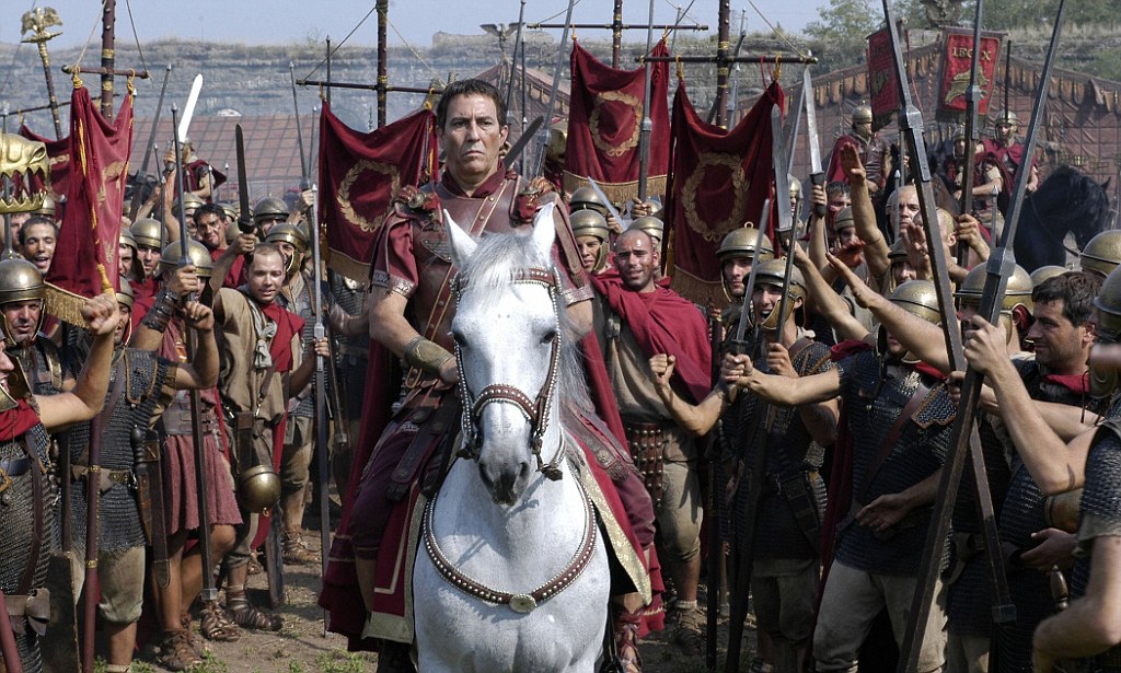 El actor Ciarán Hinds personificando a Julio César en la miniserie "Roma".