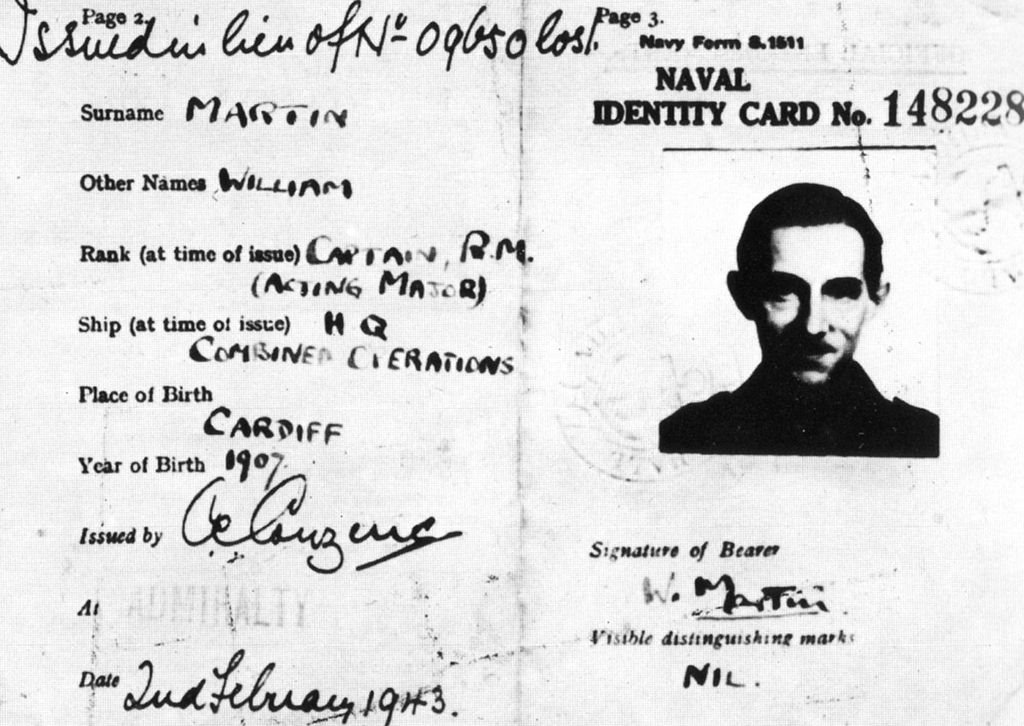 La falsa tarjeta de identidad del comandante británico William Martin, el hombre que nunca existió.