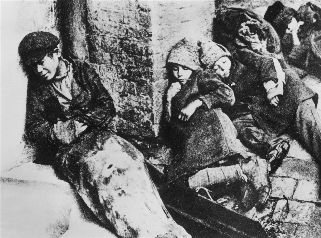 varios-ninos-sin-hogar-duermen-en-la-calle-en-1933-durante-holodomor-una-de-las-mayores-catastrofes-humanitarias-del-siglo-xx_3e2e44cf_1280x949
