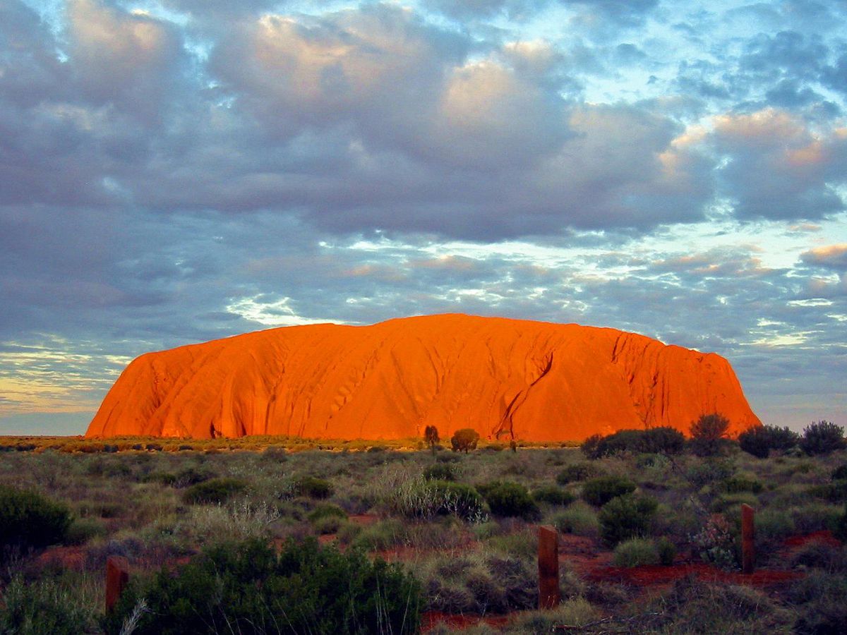 1200px-Uluru_Australia(1)