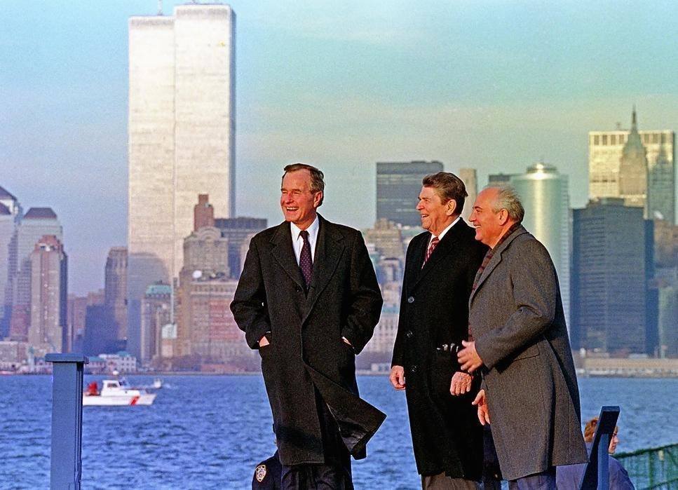 Bush y Reagan con el presidente de la Unión Soviética Mikhail Gorbachev en el Bajo Manhattan, las Torres Gemelas al fondo. 1988