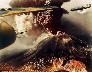 Fuego y furia. Los B25 se muestran volando más allá del Monte Vesubio en Italia mientras la lava y las cenizas se arrojan desde la cima del volcán.