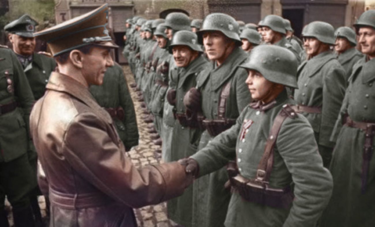 Goebbels felicita al recluta Willi Hubner, 16 años,  de las juventudes hitlerianas tras recibir la cruz de hierro de segunda clase, por la defensa de Lauban. 9 de marzo de 1945
