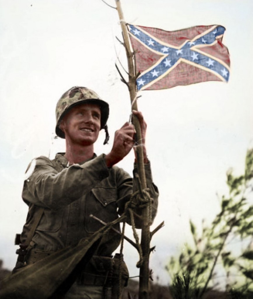 Marine de los Estados Unidos izando la bandera confederada después de la batalla de Okinawa,22 de junio de 1945.