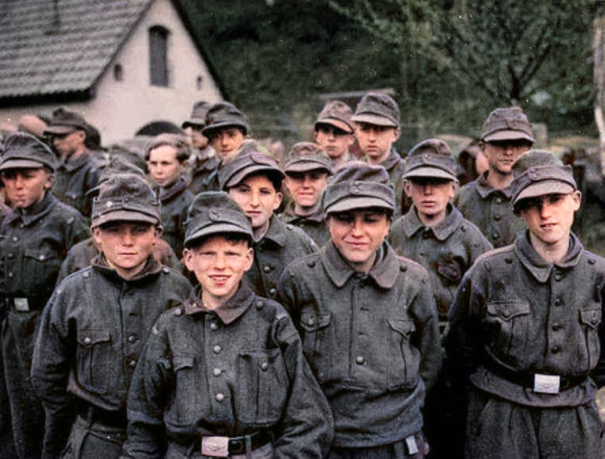 Niños miembros de las Juventudes Hitlerianas capturados por los aliados en 1945