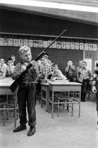 Se enseña seguridad con las armas en una escuela de Indiana, 1956.