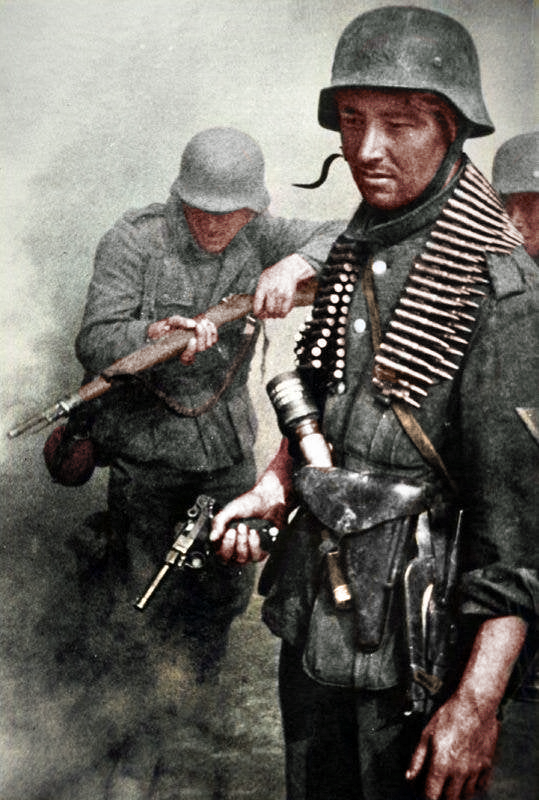 Soldados alemanes en Stalingrado, finales de 1942 ó principios de 1943. Nótese la famosa pistola Luger P-08 en la mano del soldado más cerca de la cámara