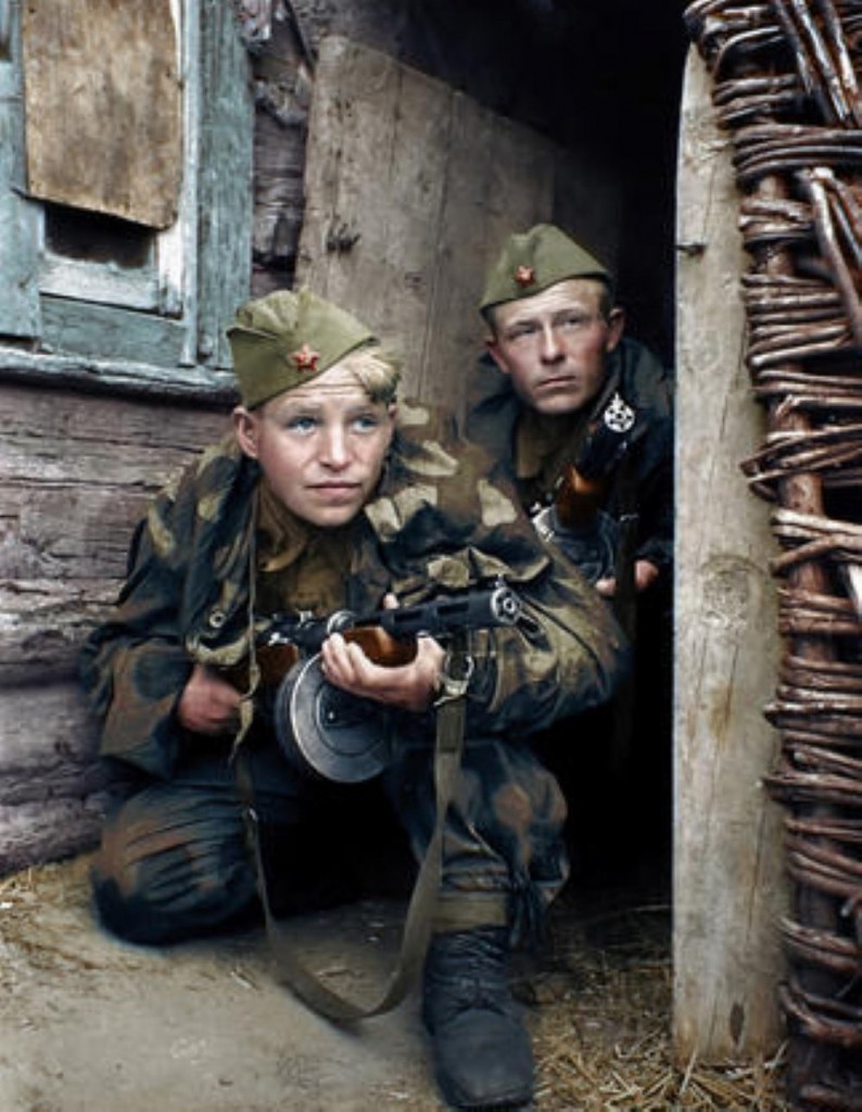 Un joven soldado soviético,junto a un veterano en el frente de Bryansk en 1942.Parece estar armado con un subfusil PPD-40