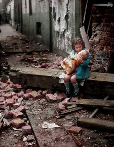 Una niña sentada afuera de su casa bombardeada, la foto fue tomada en Londres en 1940.
