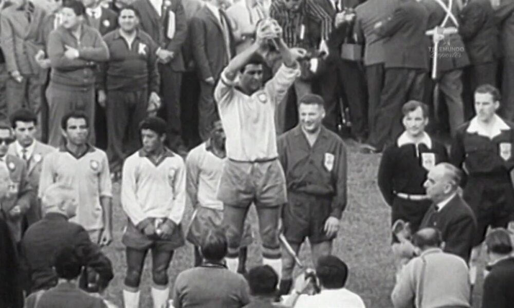 El inmortal Garrincha levantando la copa del mundo Jules Rimet tras la final del Mundial de Fútbol de 1962, celebrada en el Estadio Nacional de Santiago.