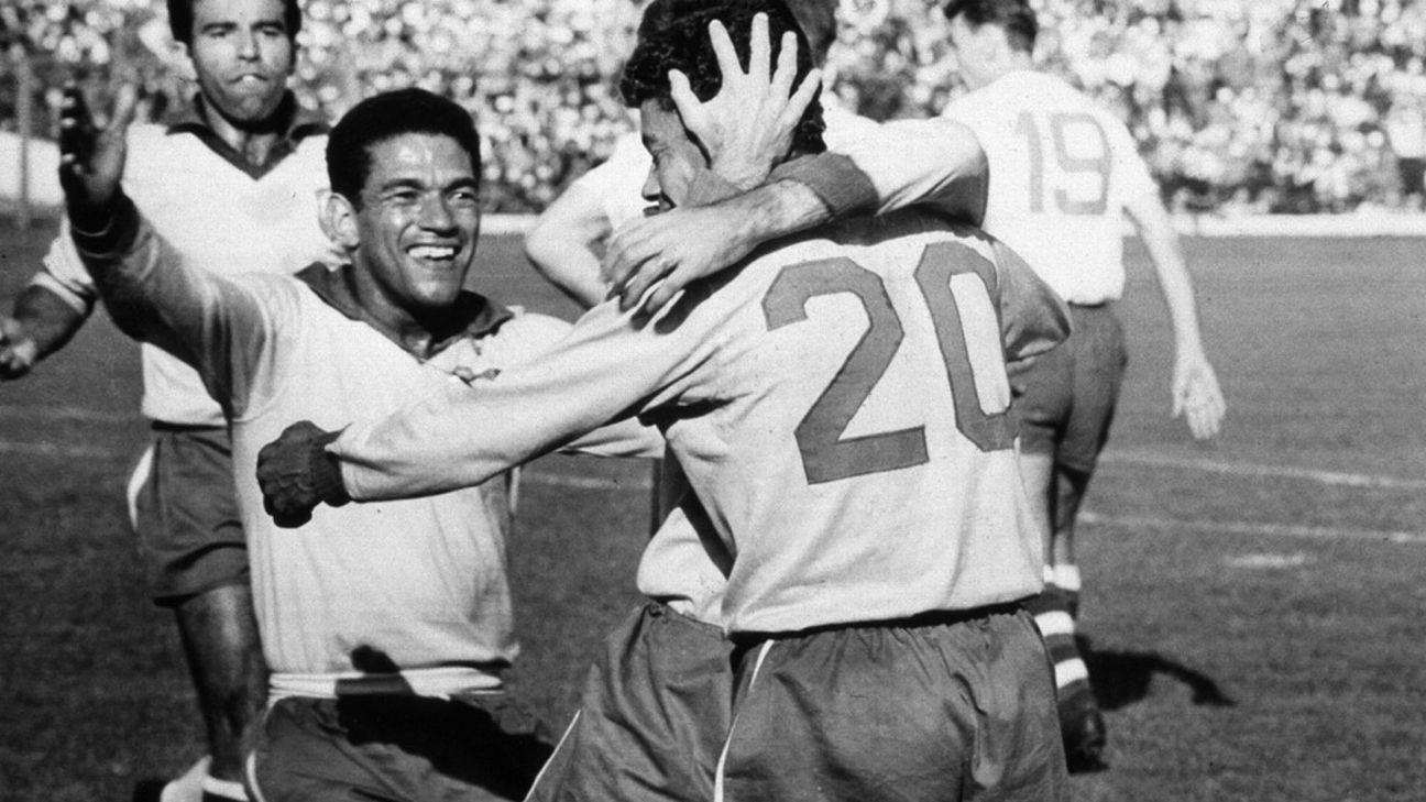 Garrincha celebrando uno de los goles de Brasil en el Mundial de 1962.