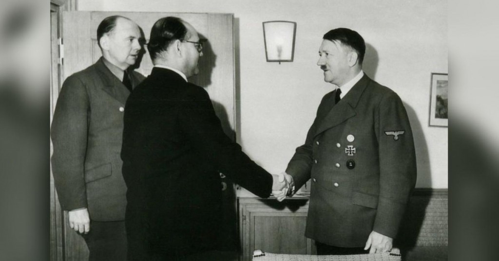 Subhas Chandra Bose saludando a Adolf Hitler en Wolfsschanze, Prusia Oriental, el 27 de mayo de 1942.