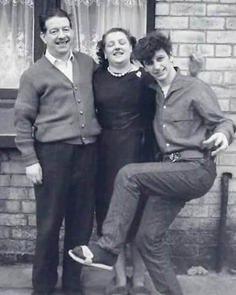 Un joven Ringo Starr junto a su madre, Elsie, y su padrastro, Harry Greaves.