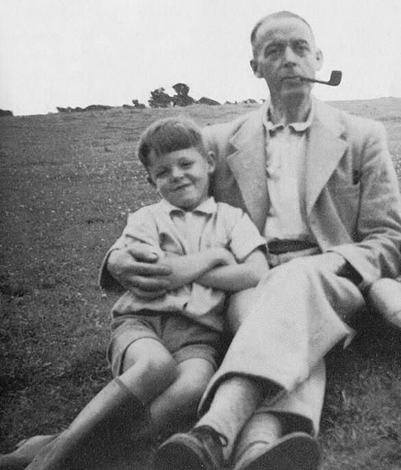 Paul McCartney junto a su padre, James.