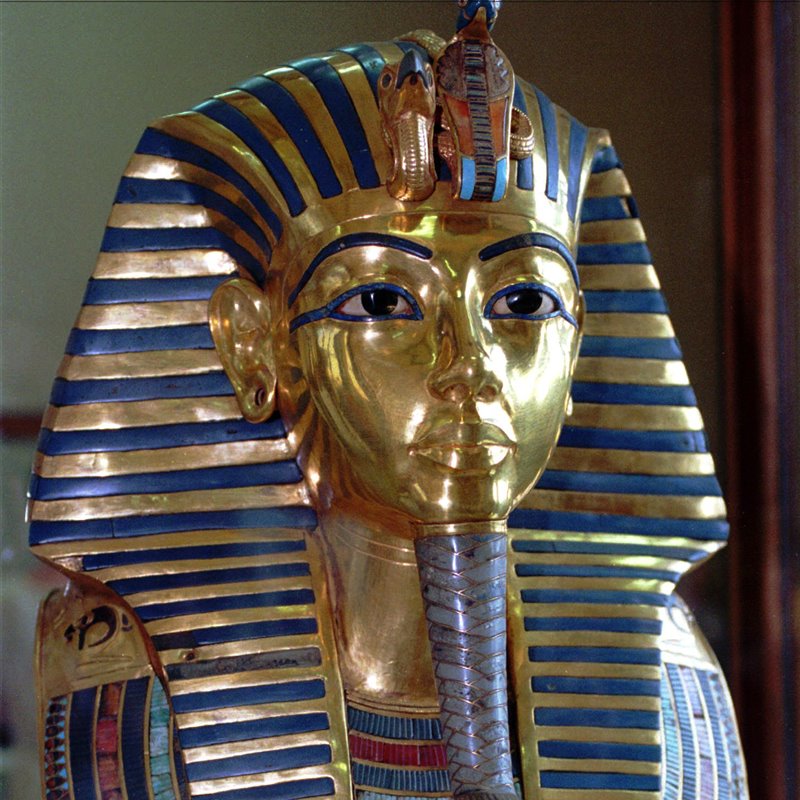 La célebre máscara funeraria de Tutankamón,  la imagen más conocida del arte del Antiguo Egipto. Se encuentra hoy en el Museo Egipcio de El Cairo y está hecha de oro e incrustaciones de pasta de vidrio y turquesas.