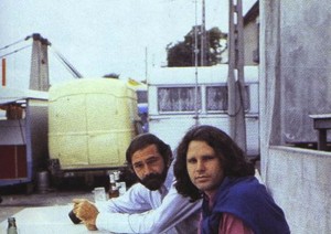 Jim Morrison junto a Alain Ronay, quien tomó las últimas fotos conocidas del mítico cantante.