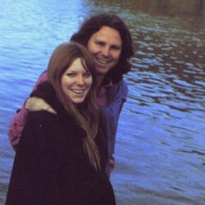 Última foto conocida tomada de Jim Morrison, con su novia Pamela Courson, el 28 de junio de 1971