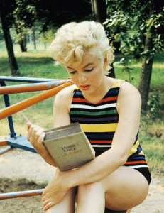 La famosa foto de Marilyn Monroe tomada en 1955, donde ella aparece leyendo el "Ulises" de James Joyce.