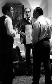 El actor Robert Duvall, que en "El Padrino" personificó al abogado y consejero Tom Hagen, aparece usando unas hojas pegadas en su abdomen donde aparecen escritos los diálogos de sus compañeros de rodaje.