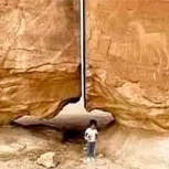 Al Naslaa, la gigantesca piedra partida en dos con un corte perfecto: ¿Lo hicieron los extraterrestres?